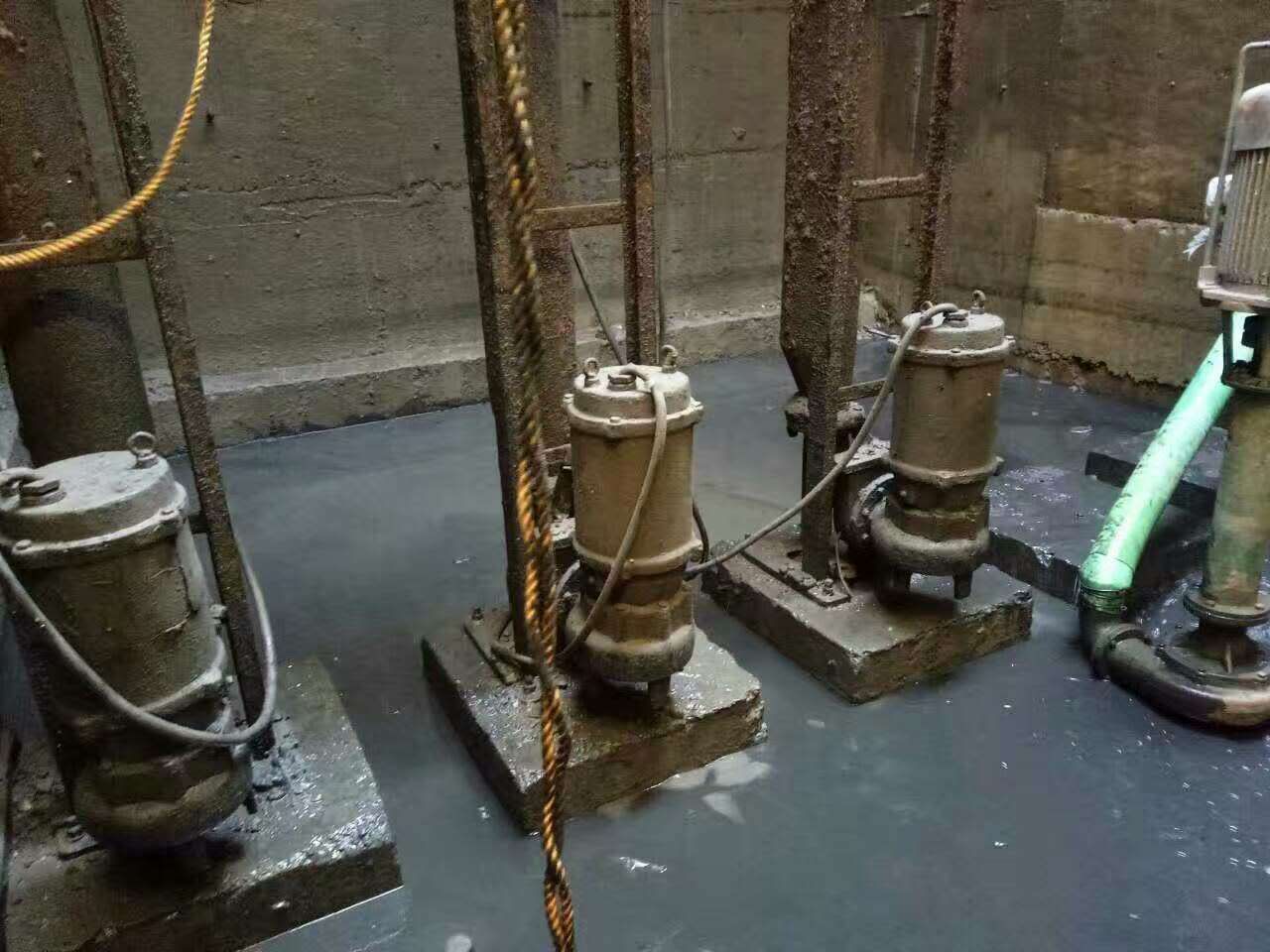 平桥污水池清理