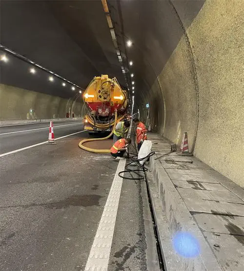 平桥隧道排水渠清淤